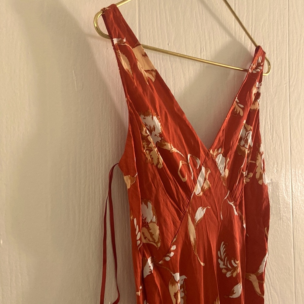 DIANE VON FURSTENBERG size 4 with beautiful white flowers. - Picture 8 of 8